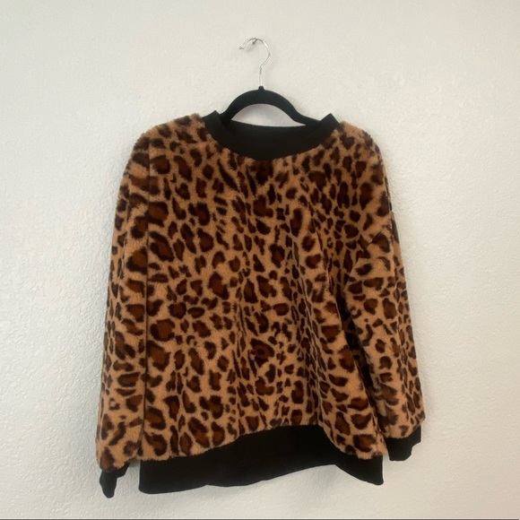 Soft Cozy Trendy New Leopard Sweater sz Med - Picture 2 of 3